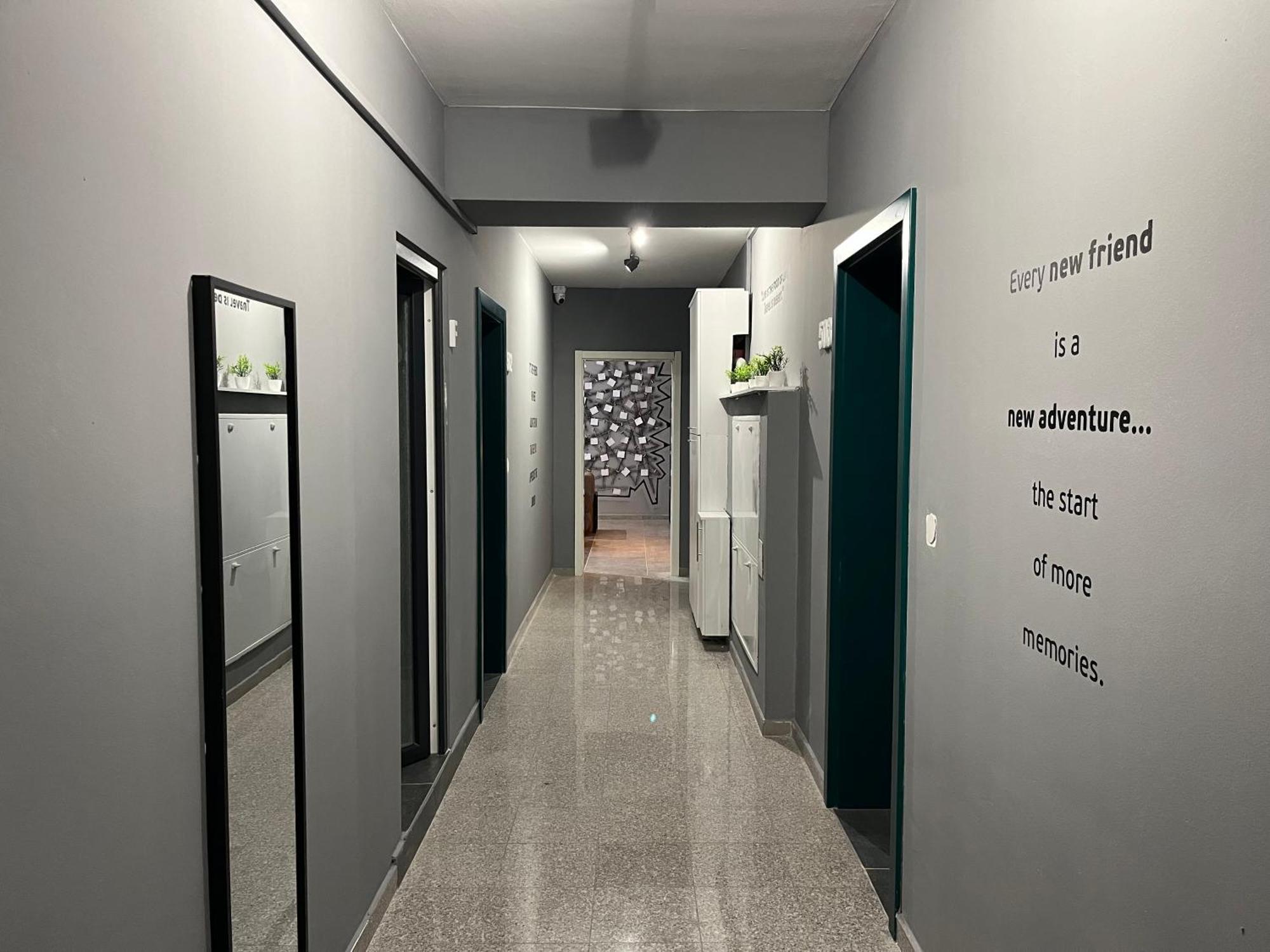 Mickitos Urban Hostel Скопье Экстерьер фото