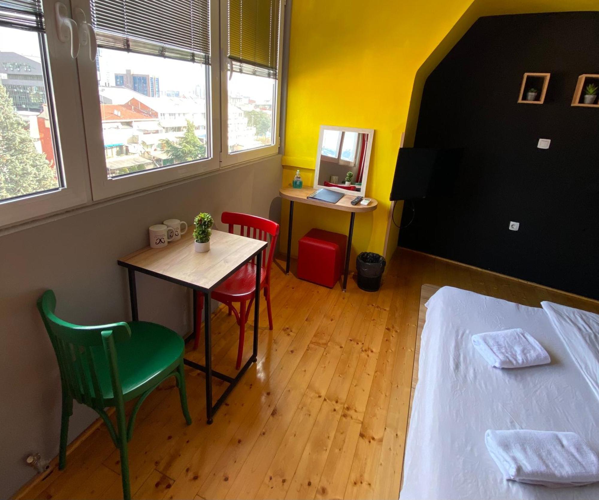 Mickitos Urban Hostel Скопье Номер фото